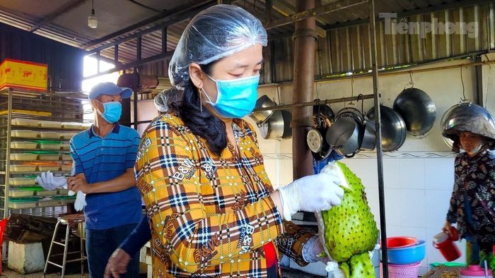 Chạy đua với thời gian, nông dân miền Tây hối hả làm mứt trái cây phục vụ bà con vui Tết 2023 - Ảnh 9.