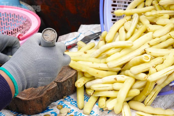Chạy đua với thời gian, nông dân miền Tây hối hả làm mứt trái cây phục vụ bà con vui Tết 2023 - Ảnh 3.