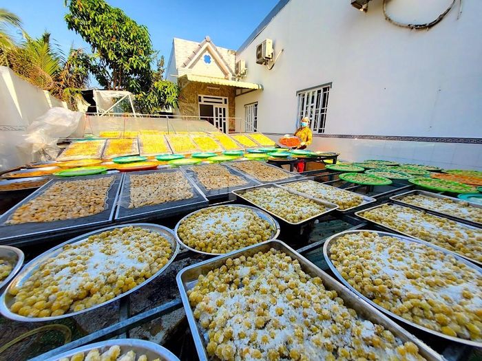 Chạy đua với thời gian, nông dân miền Tây hối hả làm mứt trái cây phục vụ bà con vui Tết 2023 - Ảnh 1.