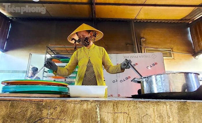Chạy đua với thời gian, nông dân miền Tây hối hả làm mứt trái cây phục vụ bà con vui Tết 2023 - Ảnh 2.