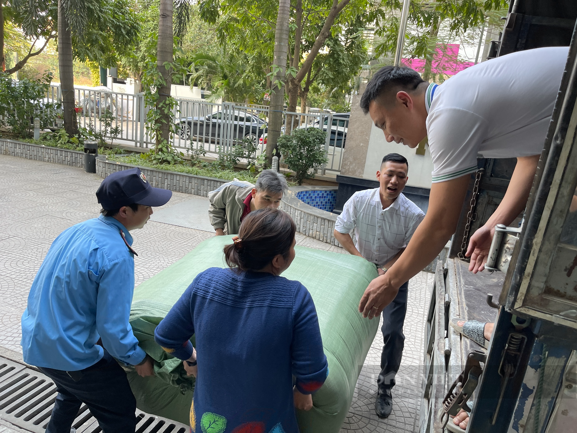 Chuyến xe chở yêu thương sưởi ấm những đứa trẻ vùng cao Điện Biên chuyển bánh - Ảnh 2.