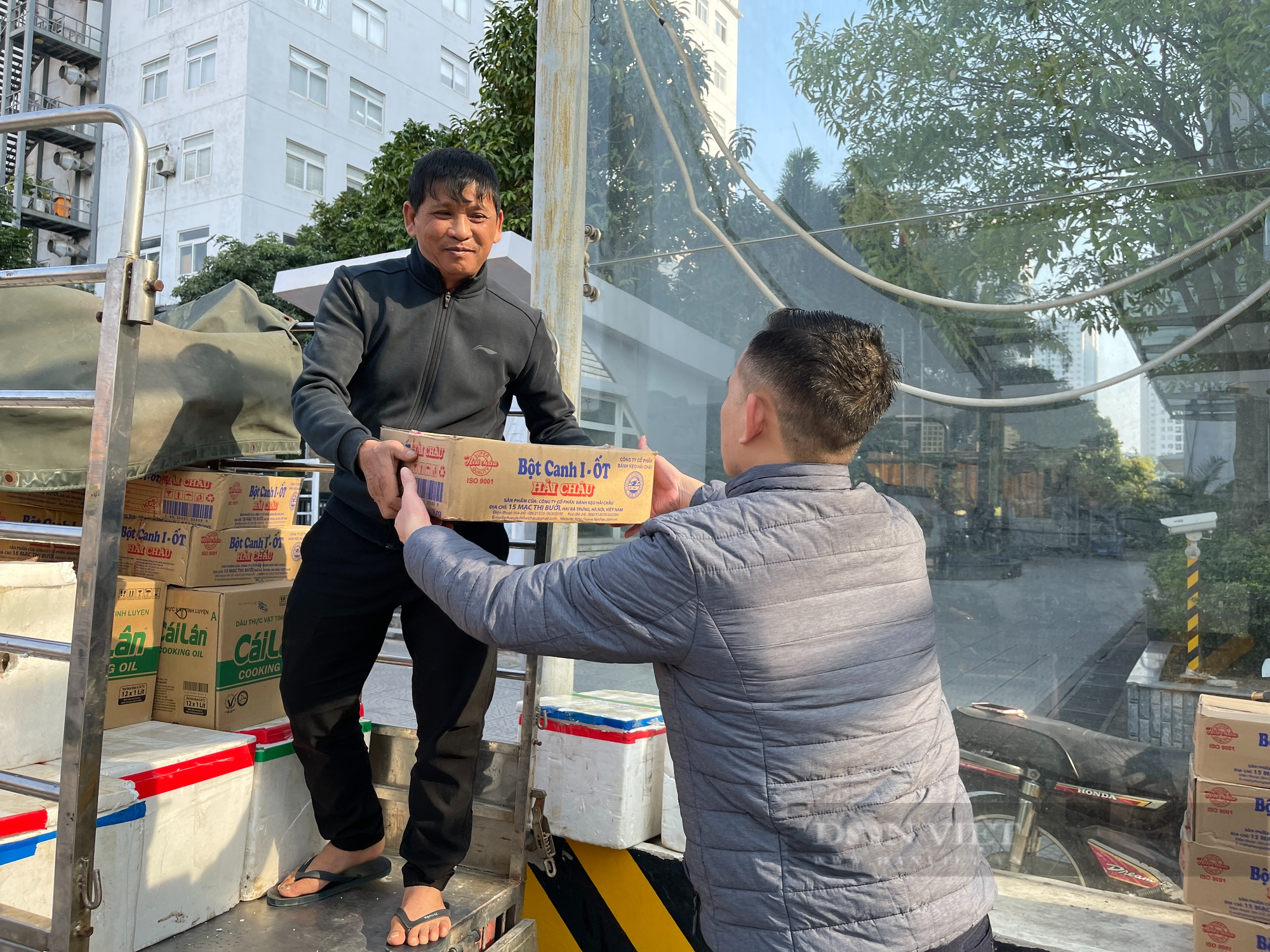 Chuyến xe chở yêu thương sưởi ấm những đứa trẻ vùng cao Điện Biên chuyển bánh - Ảnh 3.