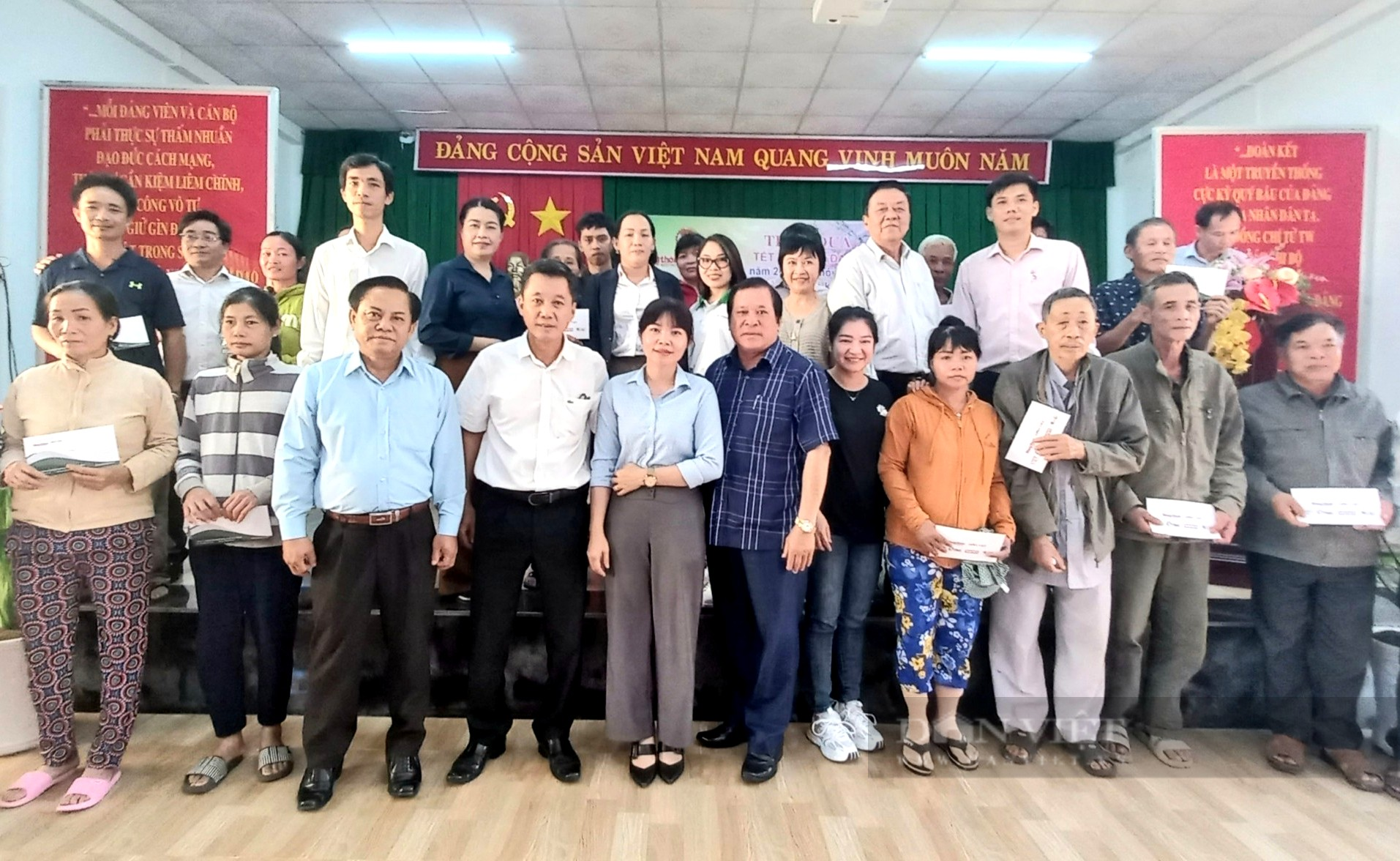 Quà Tết nghĩa tình đến sớm với đồng bào khó khăn vùng biên Bình Phước - Ảnh 1.
