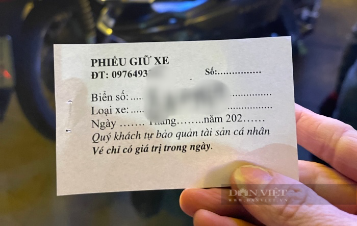 Nhiều chỗ gửi xe máy ở trung tâm Hà Nội &quot;cháy vé&quot; đêm Noel, có nơi 'hét' giá 50.000 đồng/lượt - Ảnh 7.