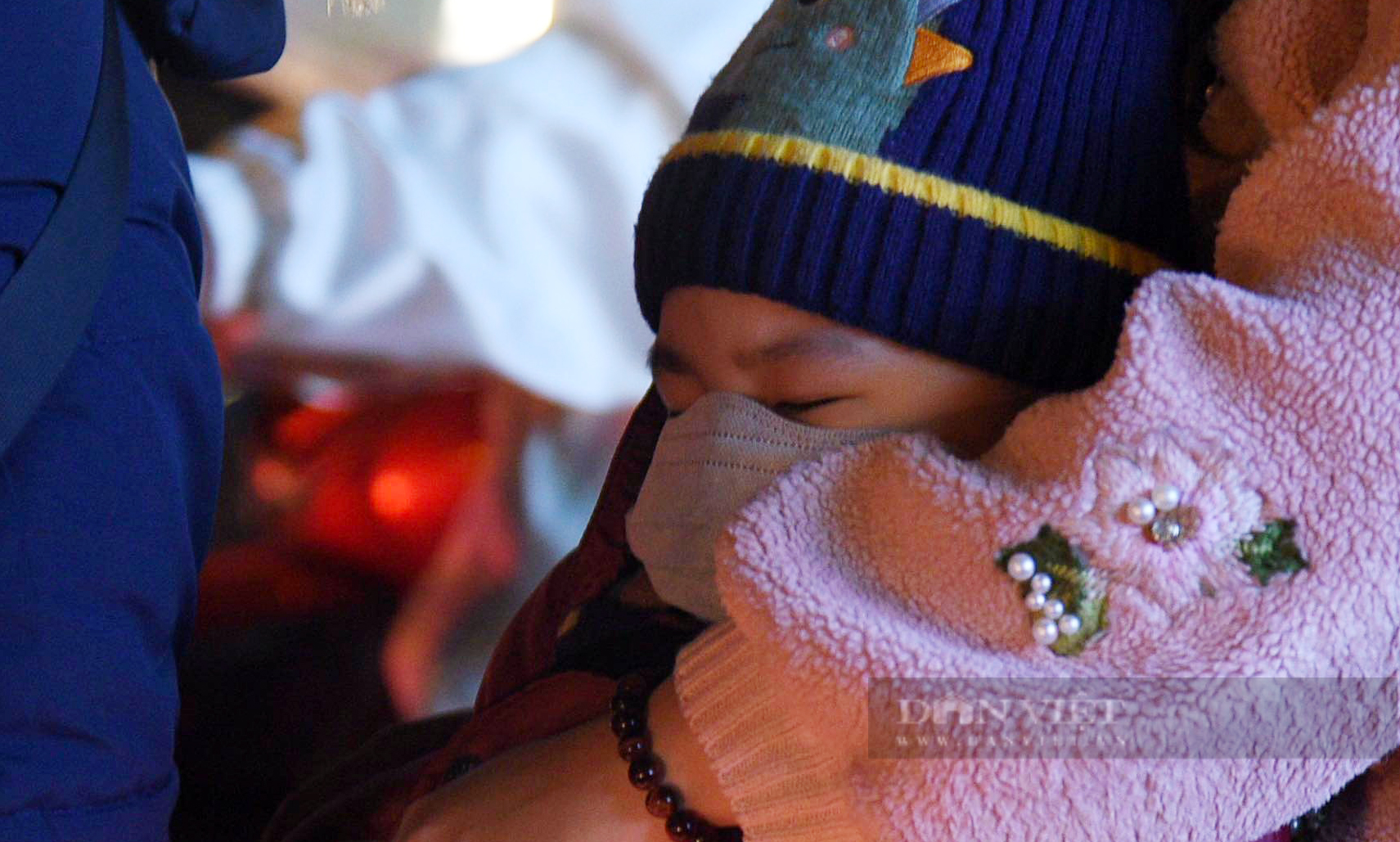 Xe cứu thương và ông già Noel mắc kẹt trên đường, trẻ em thì ngủ gật trong đêm Giáng sinh - Ảnh 4.