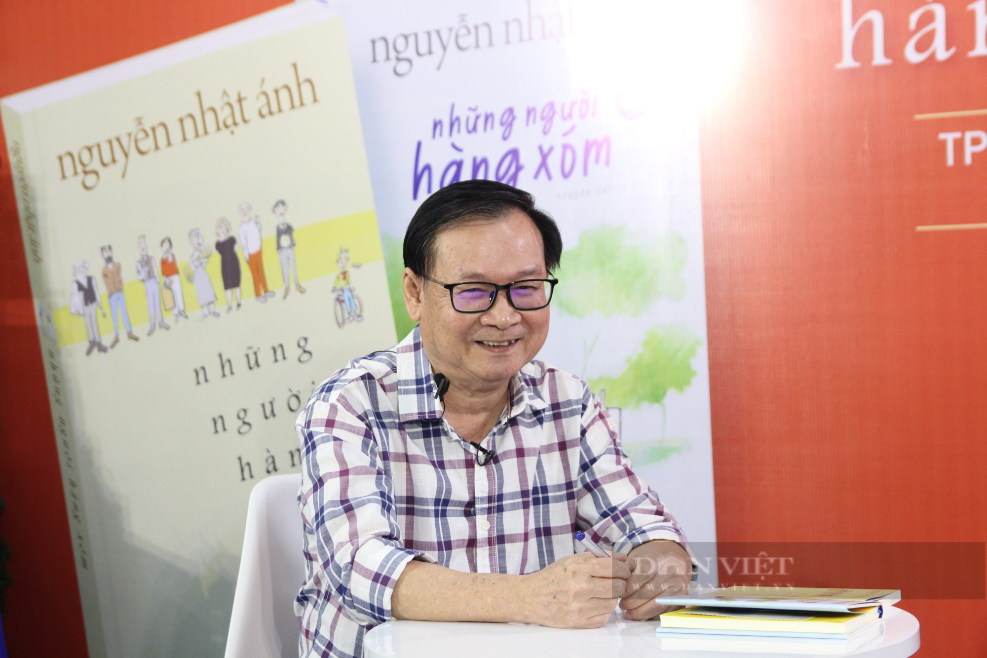 Nguyễn Nhật Ánh gửi quà Giáng sinh bằng &quot;Những người hàng xóm&quot; - Ảnh 2.