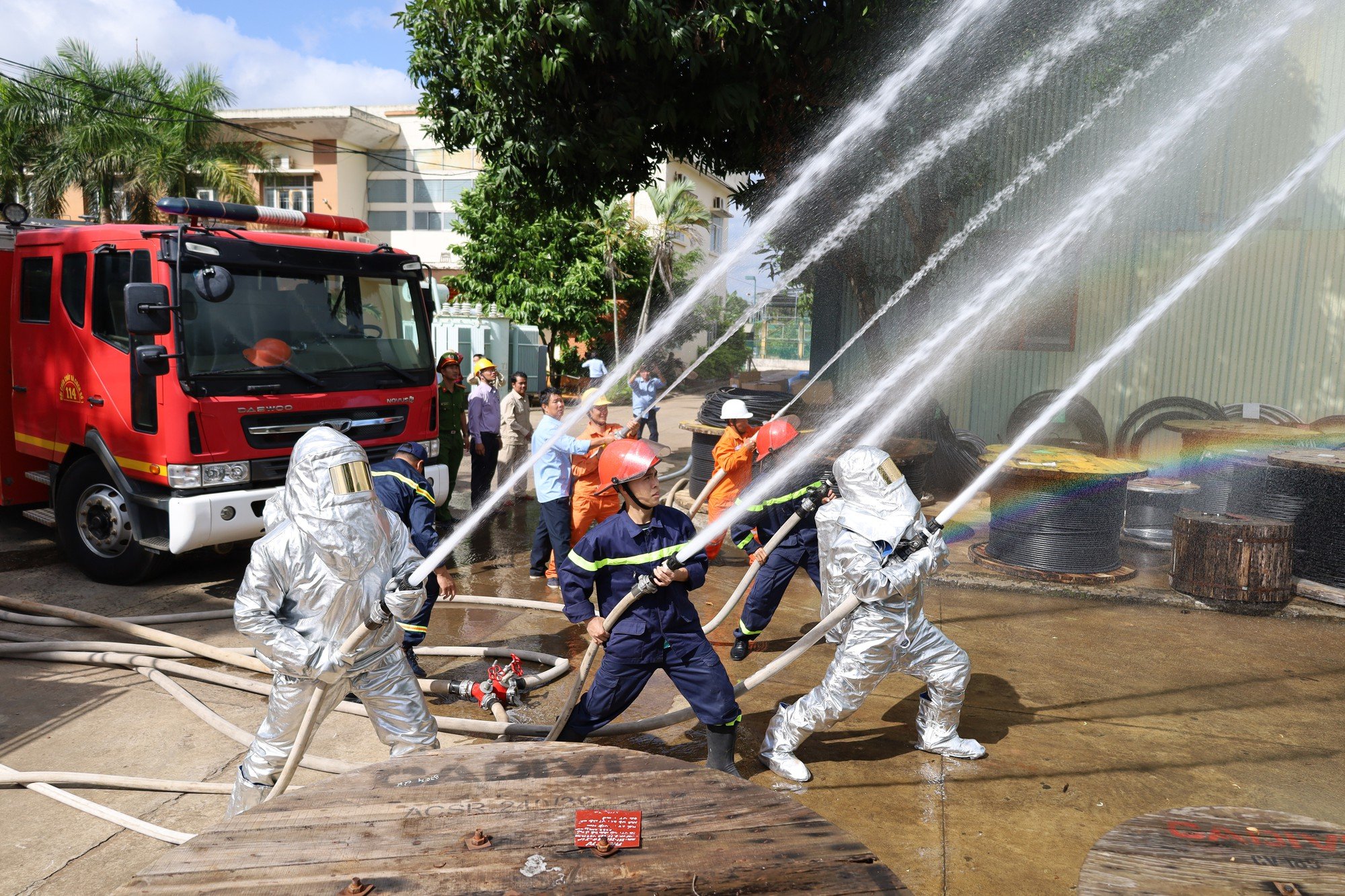 PC Đắk Lắk: Chú trọng công tác an toàn, phòng ngừa tai nạn lao động - Ảnh 1.
