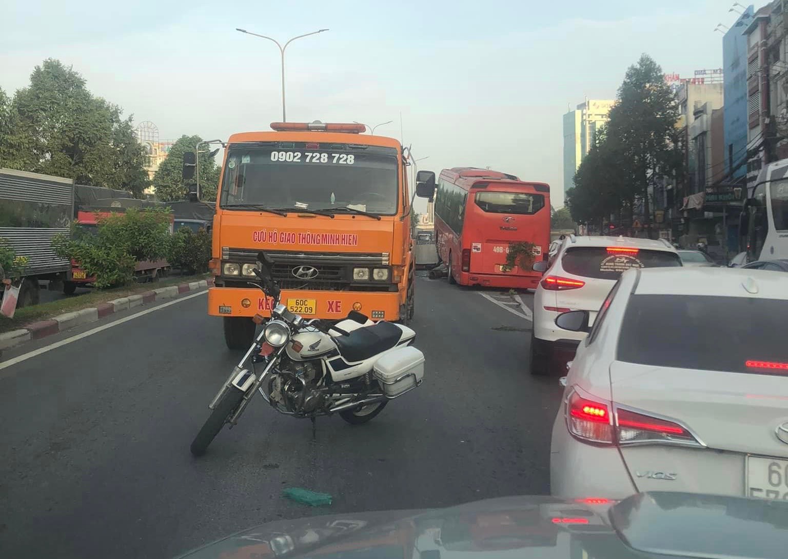 Đồng Nai: Xe khách leo lan can hầm chui, hành khách hoảng loạn - Ảnh 2.