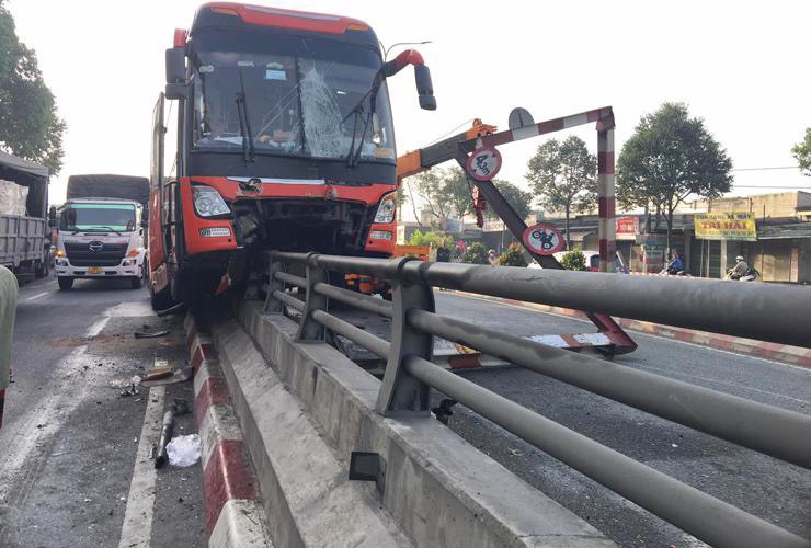 Đồng Nai: Xe khách leo lan can hầm chui, hành khách hoảng loạn - Ảnh 1.