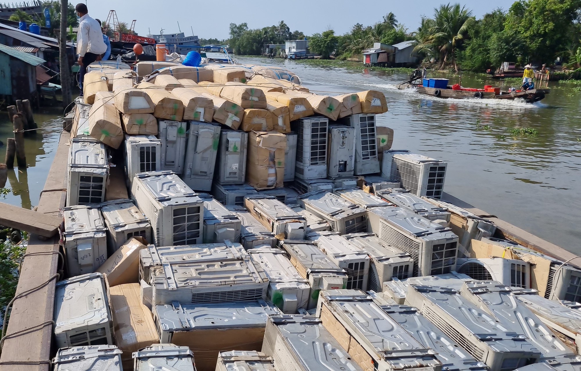 Chở hàng hóa trái phép qua biên giới 2 bị cáo lãnh án hơn 10 năm tù - Ảnh 2.