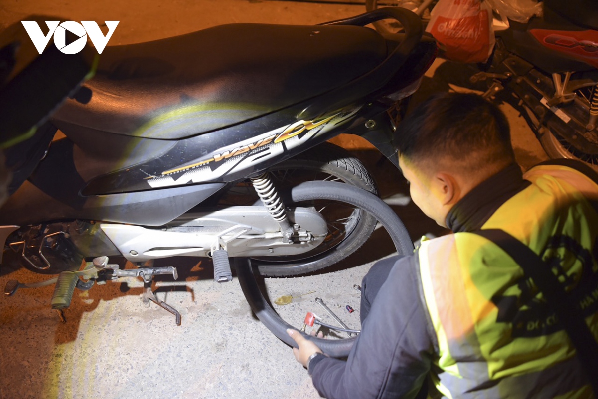 Chàng trai 9X miệt mài tham gia hỗ trợ miễn phí cho người đi đường - Ảnh 1.
