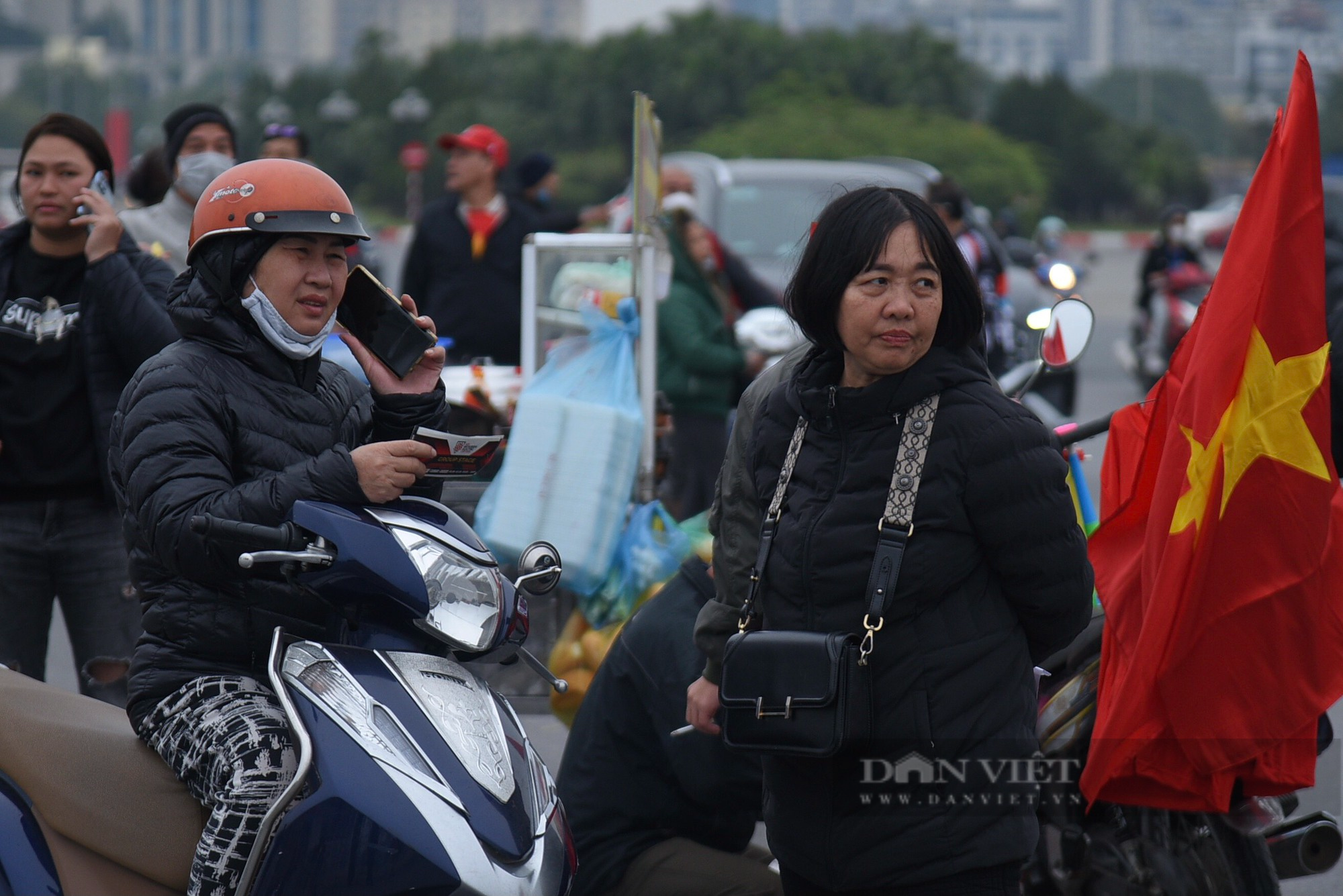 Hàng nghìn CĐV kéo về sân Mỹ Đình tiếp lửa cho ĐT Việt Nam - Ảnh 2.