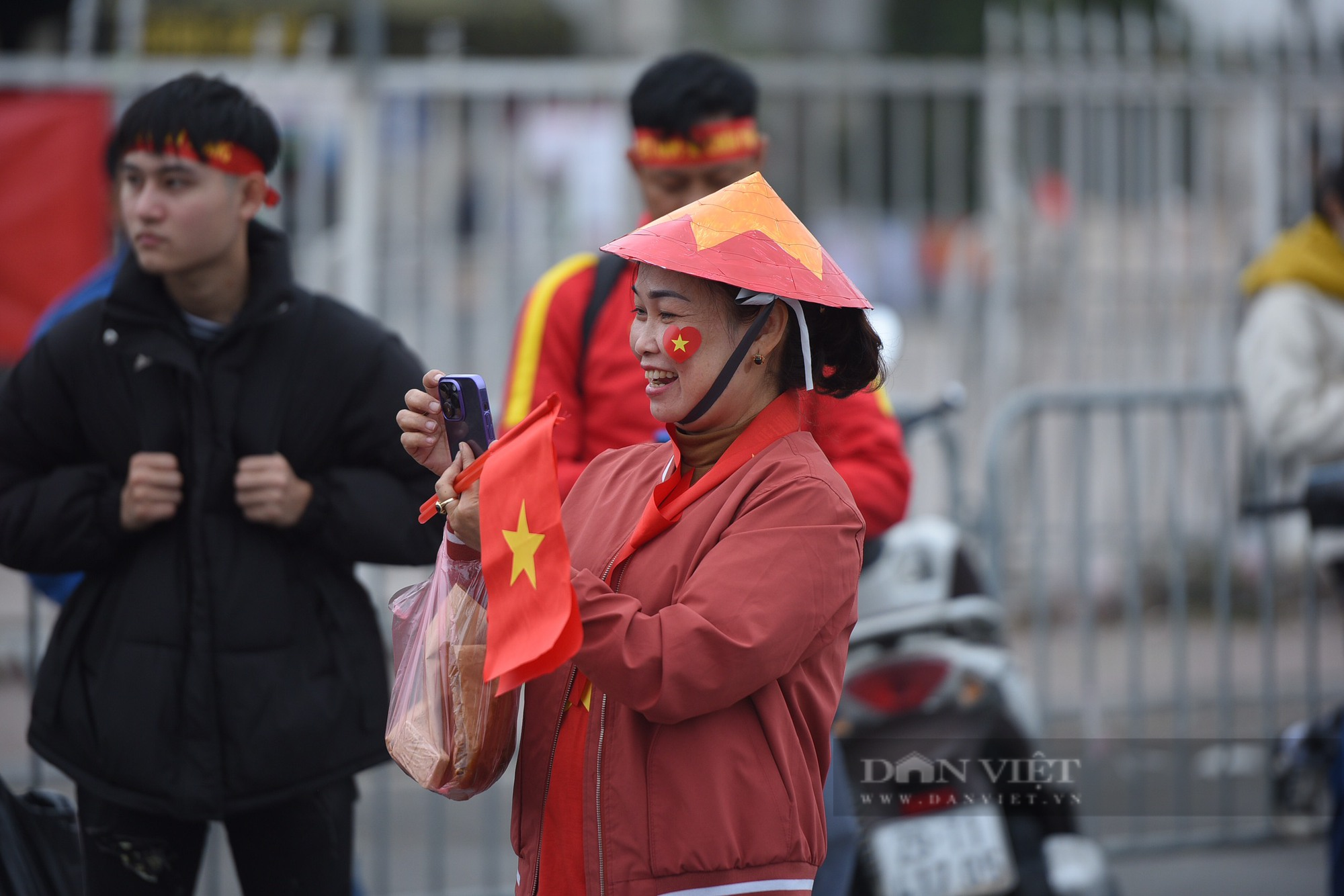 Hàng nghìn CĐV kéo về sân Mỹ Đình tiếp lửa cho ĐT Việt Nam - Ảnh 5.