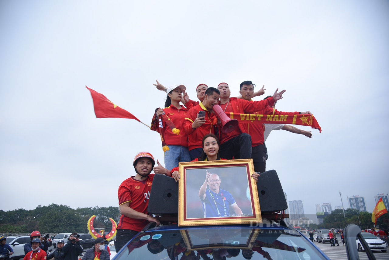 Hàng nghìn CĐV kéo về sân Mỹ Đình tiếp lửa cho ĐT Việt Nam - Ảnh 10.