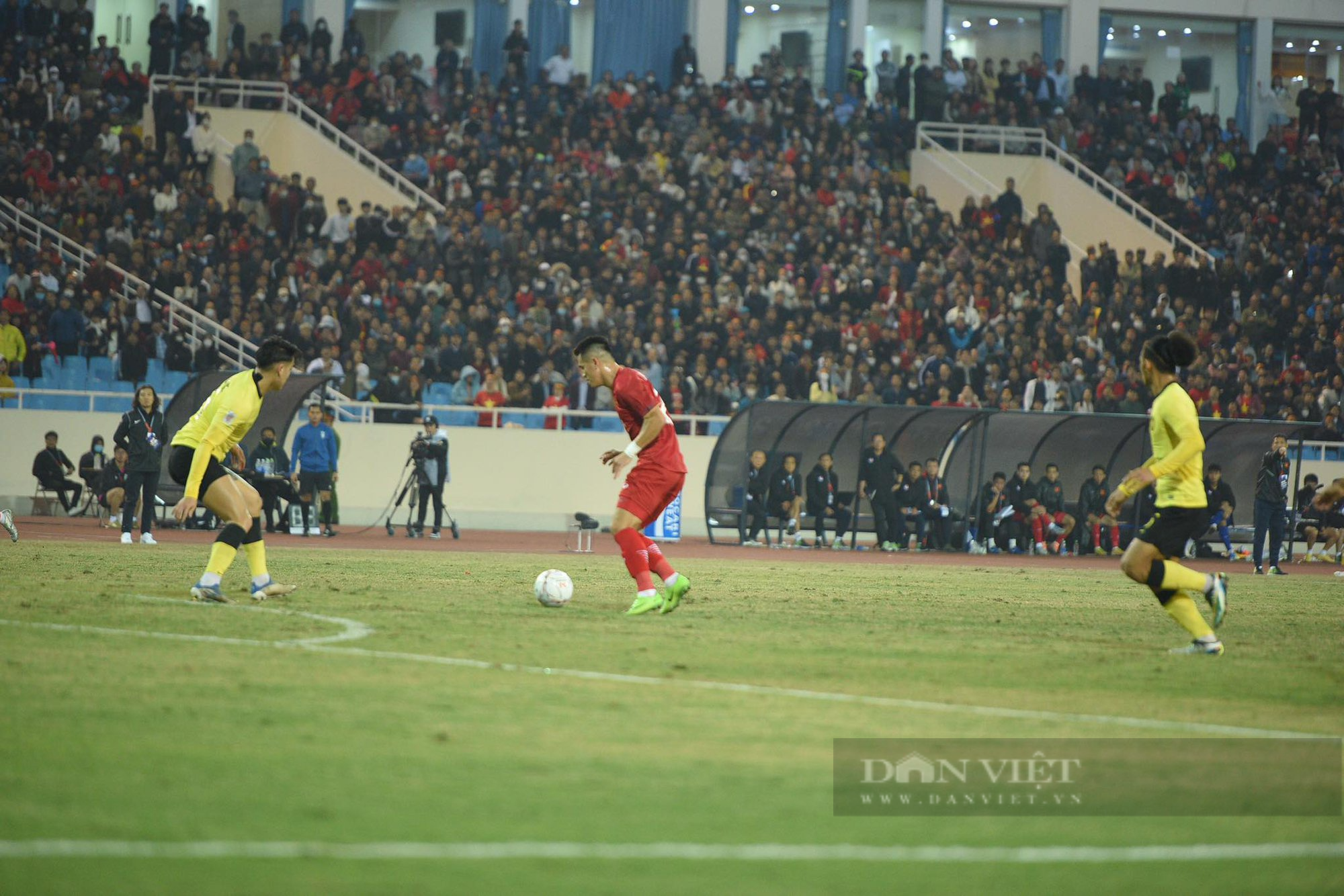 CĐV Đông Nam Á chê mặt sân Mỹ Đình sau trận Việt Nam 3-0 Malaysia - Ảnh 1.