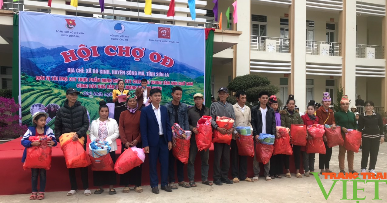 Chợ 0 đồng, niềm vui đến với người nghèo vùng cao ngày cuối năm - Ảnh 1. Chợ 0 đồng, niềm vui đến với người nghèo vùng cao ngày cuối năm - Ảnh 1.
