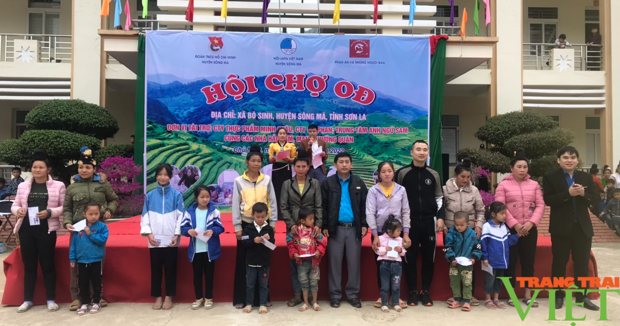 Chợ 0 đồng, niềm vui đến với người nghèo vùng cao ngày cuối năm - Ảnh 2. Chợ 0 đồng, niềm vui đến với người nghèo vùng cao ngày cuối năm - Ảnh 2.