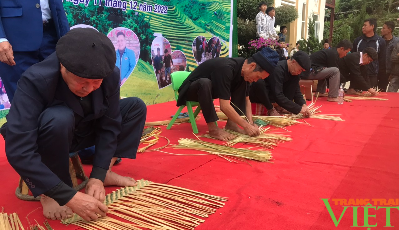 Chợ 0 đồng, niềm vui đến với người nghèo vùng cao ngày cuối năm - Ảnh 3. Chợ 0 đồng, niềm vui đến với người nghèo vùng cao ngày cuối năm - Ảnh 3.