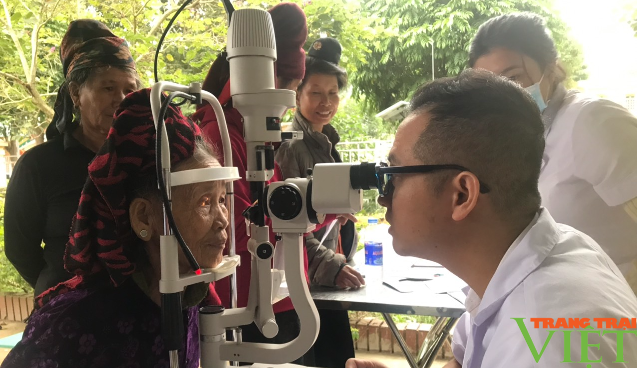 Chợ 0 đồng, niềm vui đến với người nghèo vùng cao ngày cuối năm - Ảnh 4. Chợ 0 đồng, niềm vui đến với người nghèo vùng cao ngày cuối năm - Ảnh 4.