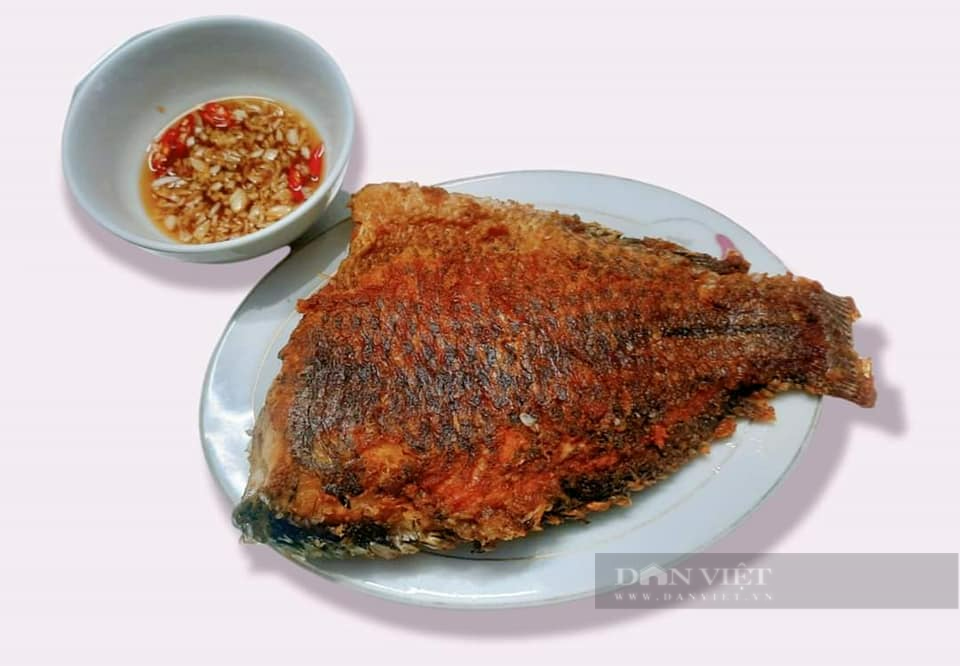 Tuyệt chiêu chiên cá rã đông nguyên con giòn rụm, không bị bắn dầu, không nát - Ảnh 1.