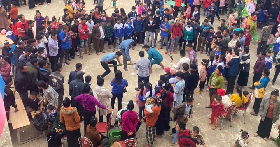 Chợ 0 đồng, niềm vui đến với người nghèo vùng cao ngày cuối năm - Ảnh 4. Chợ 0 đồng, niềm vui đến với người nghèo vùng cao ngày cuối năm - Ảnh 4.