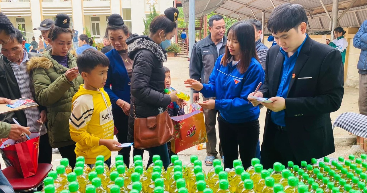 Chợ 0 đồng, niềm vui đến với người nghèo vùng cao ngày cuối năm - Ảnh 6. Chợ 0 đồng, niềm vui đến với người nghèo vùng cao ngày cuối năm - Ảnh 6.