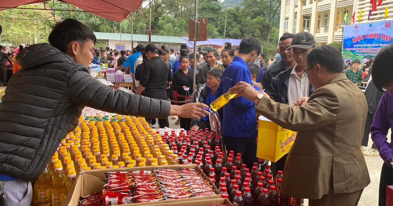 Chợ 0 đồng, niềm vui đến với người nghèo vùng cao ngày cuối năm - Ảnh 7. Chợ 0 đồng, niềm vui đến với người nghèo vùng cao ngày cuối năm - Ảnh 7.