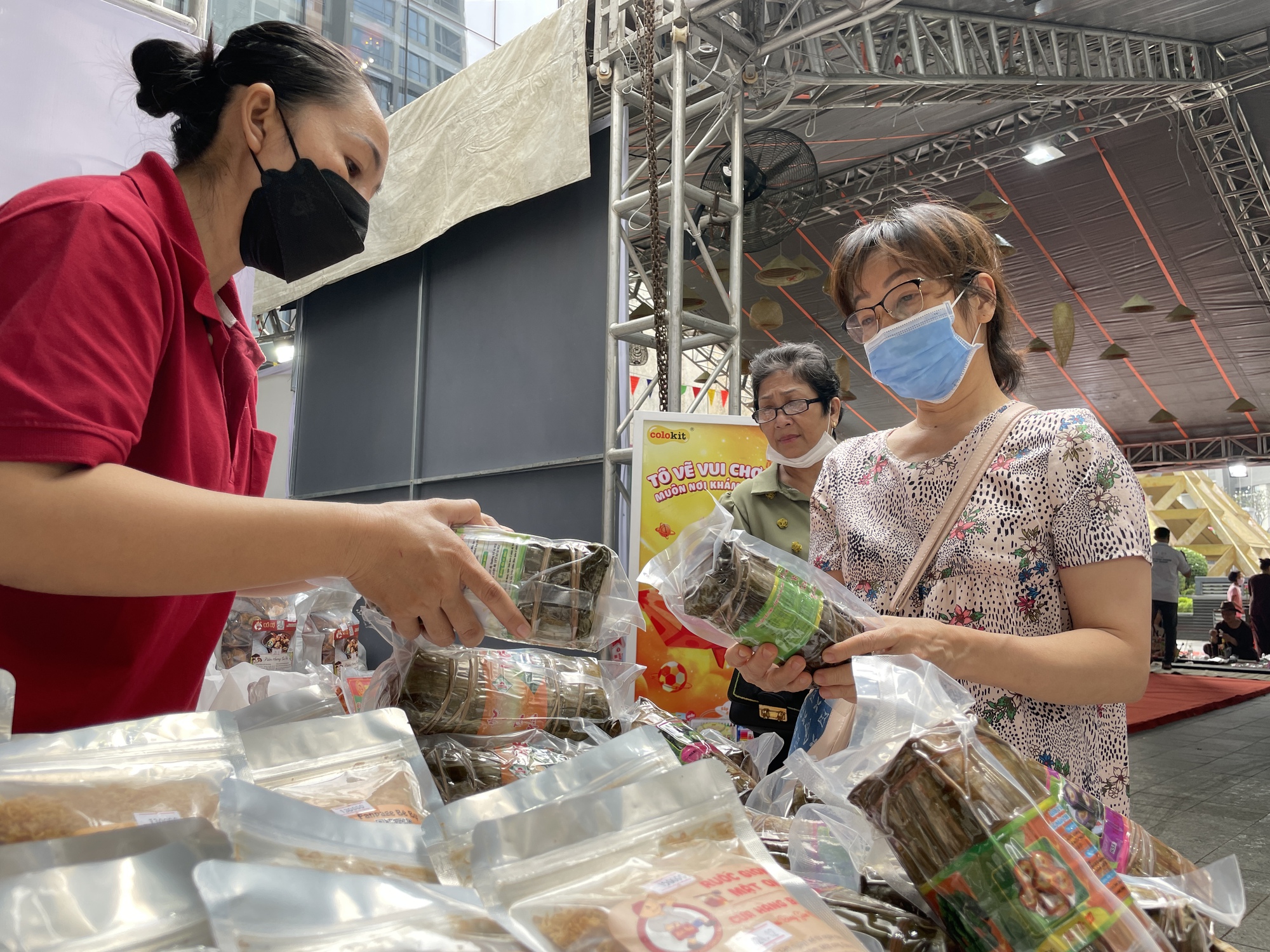 Bánh tét Trà Cuôn, tôm khô Cà Mau về TP.HCM, người dân thả ga sắm Tết sớm - Ảnh 1.