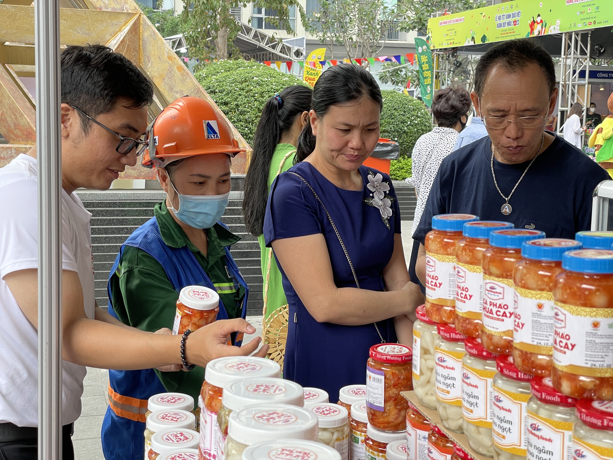 Bánh tét Trà Cuôn, tôm khô Cà Mau về TP.HCM, người dân thả ga sắm Tết sớm - Ảnh 2.