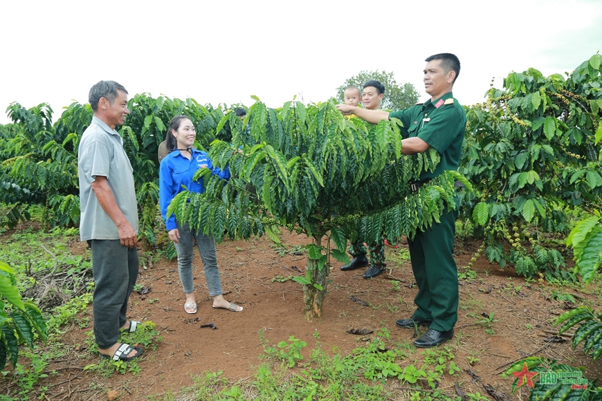 Đóng góp sức trẻ làm đổi thay vùng đất khó - Ảnh 1.