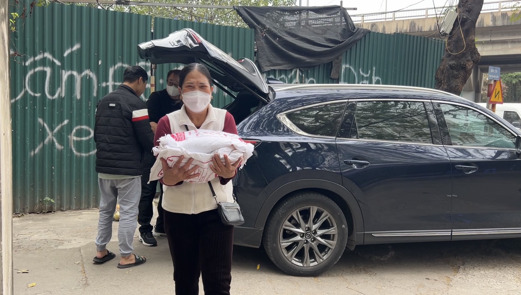 Ảnh: Tết yêu thương đến với những mảnh đời nghị lực - Ảnh 1.