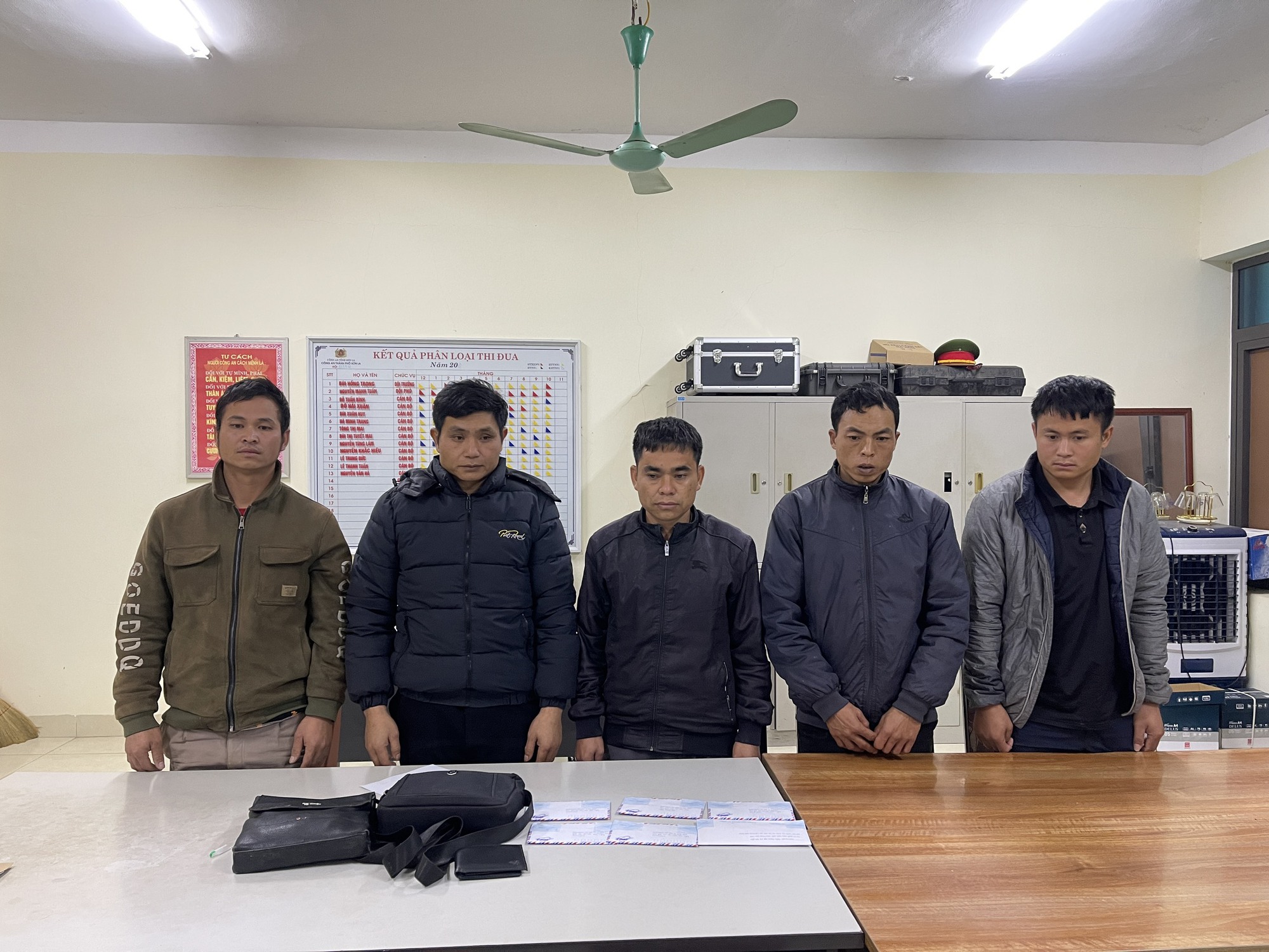 Sơn La: Tóm 5 đối tượng đánh bạc trong đêm - Ảnh 1. Sơn La: Tóm 5 đối tượng đánh bạc trong đêm - Ảnh 1.