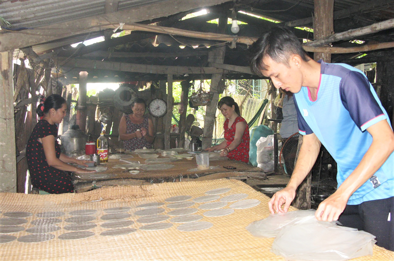 Bánh tráng Mỹ Lồng, bánh phồng Sơn Đốc rộn ràng mùa Tết - Ảnh 2.