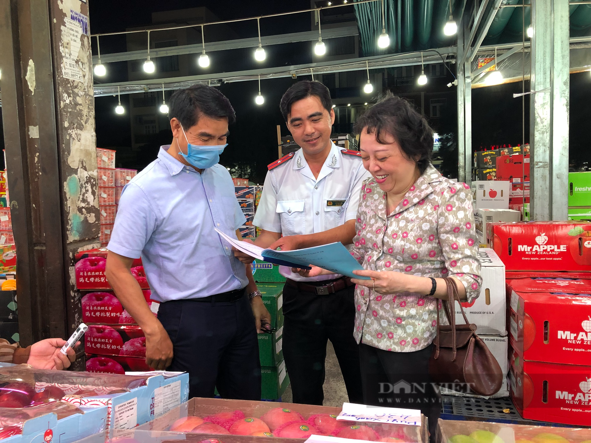 TP.HCM: Xuyên đêm kiểm tra an toàn thực phẩm ở chợ đầu mối - Ảnh 1.