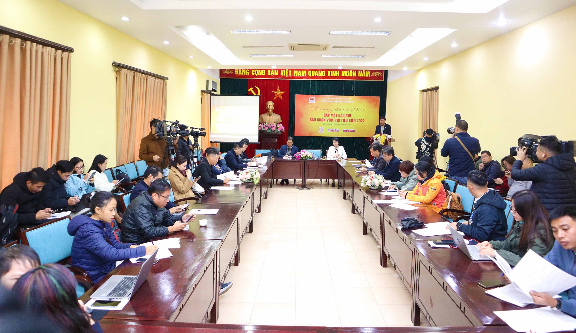 Bầu chọn HLV, VĐV tiêu biểu toàn quốc 2022: Nguyễn Thị Oanh vượt qua Nguyễn Huy Hoàng? - Ảnh 1.