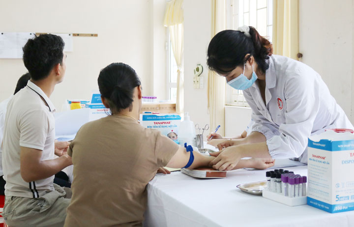 Trời rét buốt, nhiều người bệnh phổi tắc nghẽn mãn tính nhập viện - Ảnh 1.
