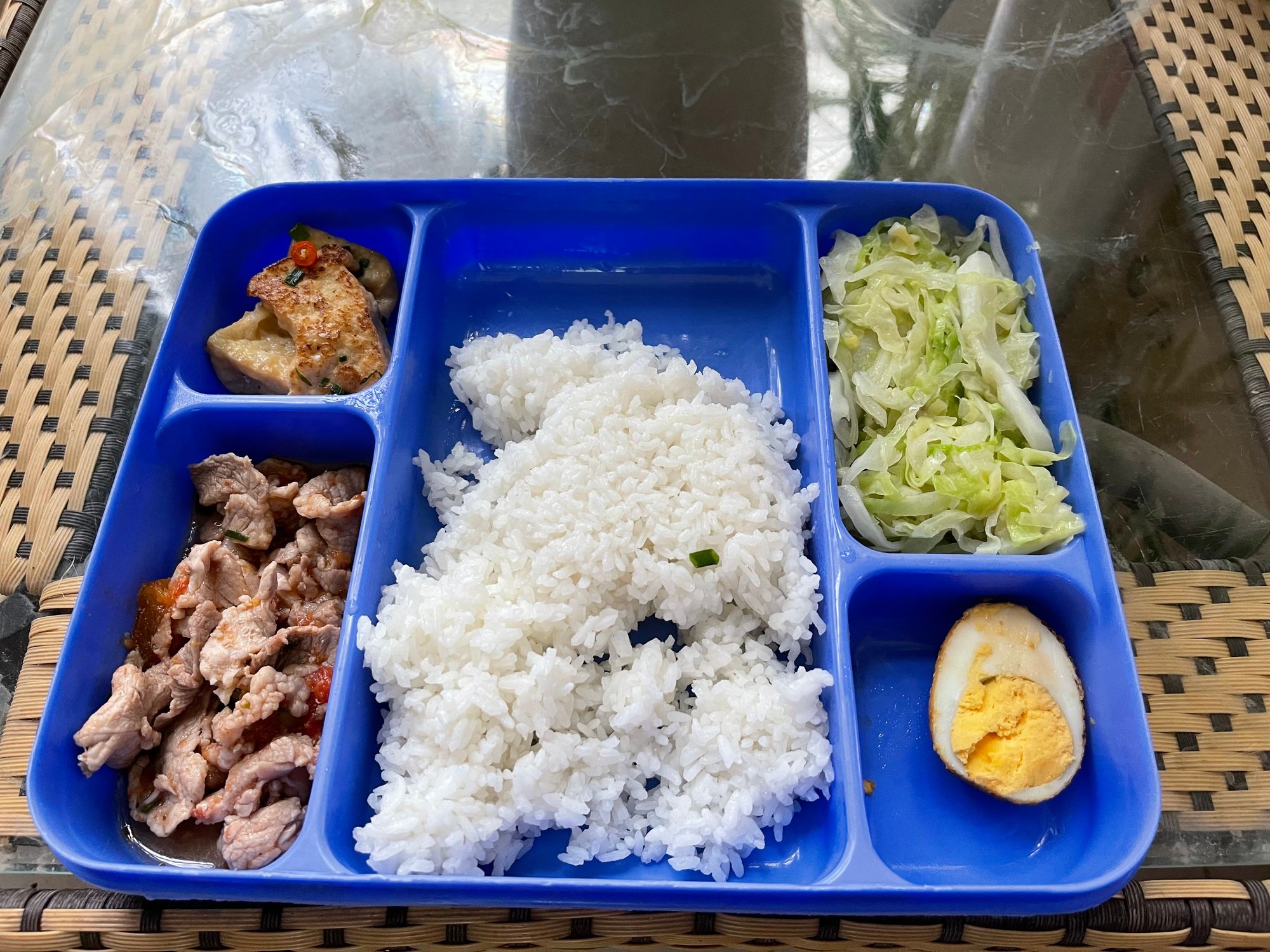 Ảnh: Ấm áp bữa cơm dành tặng bệnh nhân Viện Huyết học ngày cuối năm - Ảnh 5.