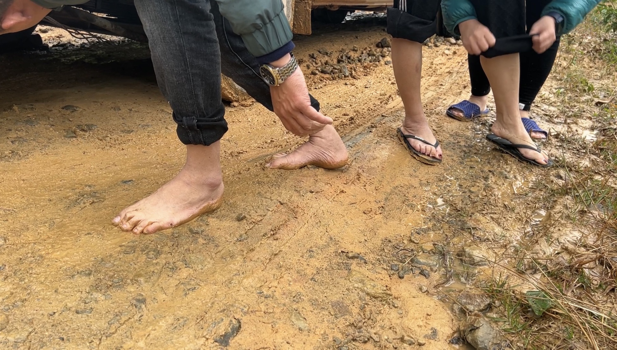 Vượt  hàng trăm km đường rừng mang “đông ấm” về với xã nghèo  - Ảnh 5.