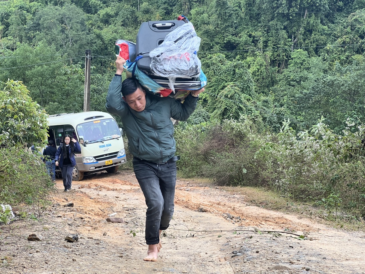 Vượt  hàng trăm km đường rừng mang “đông ấm” về với xã nghèo  - Ảnh 2.