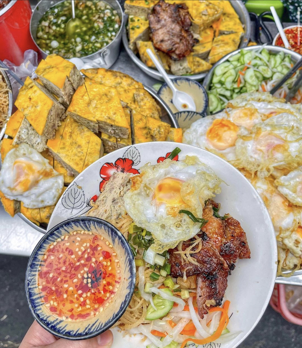 Du khách nước ngoài trầm trồ với món ăn này bởi dàn thức ăn đi kèm siêu &quot;khủng&quot; - Ảnh 1.