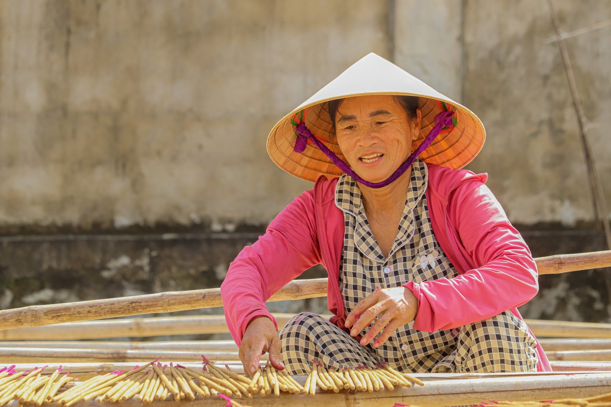 Quảng Bình: Làng hương trầm cổ 300 năm tuổi hối hả vào vụ Tết, cho thu nhập &quot;khủng&quot; - Ảnh 1.