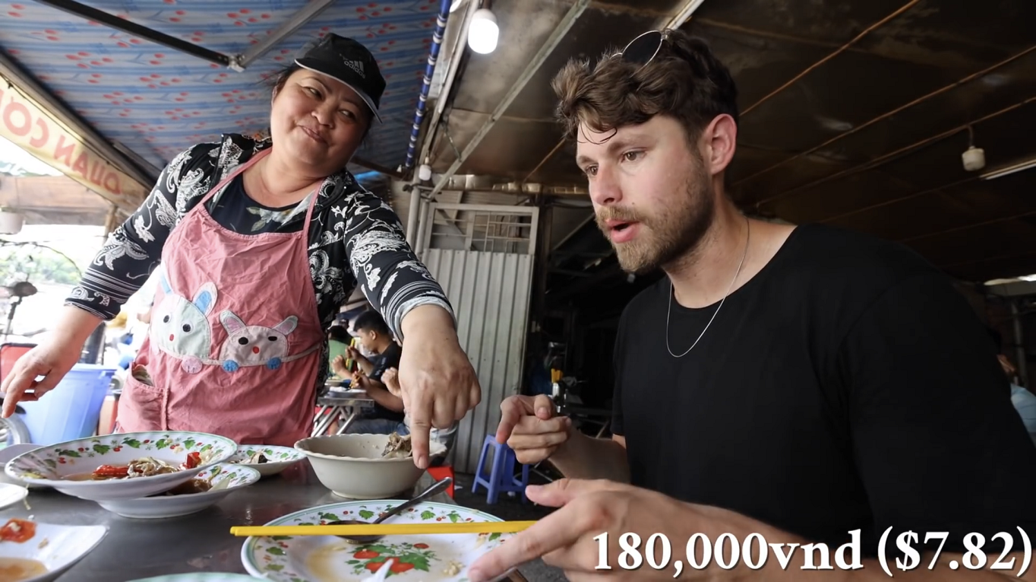 Du khách nước ngoài trầm trồ với món ăn này bởi dàn thức ăn đi kèm siêu &quot;khủng&quot; - Ảnh 12.