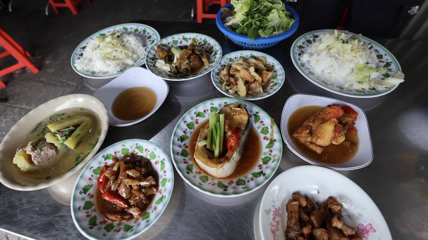 Du khách nước ngoài trầm trồ với món ăn này bởi dàn thức ăn đi kèm siêu &quot;khủng&quot; - Ảnh 9.