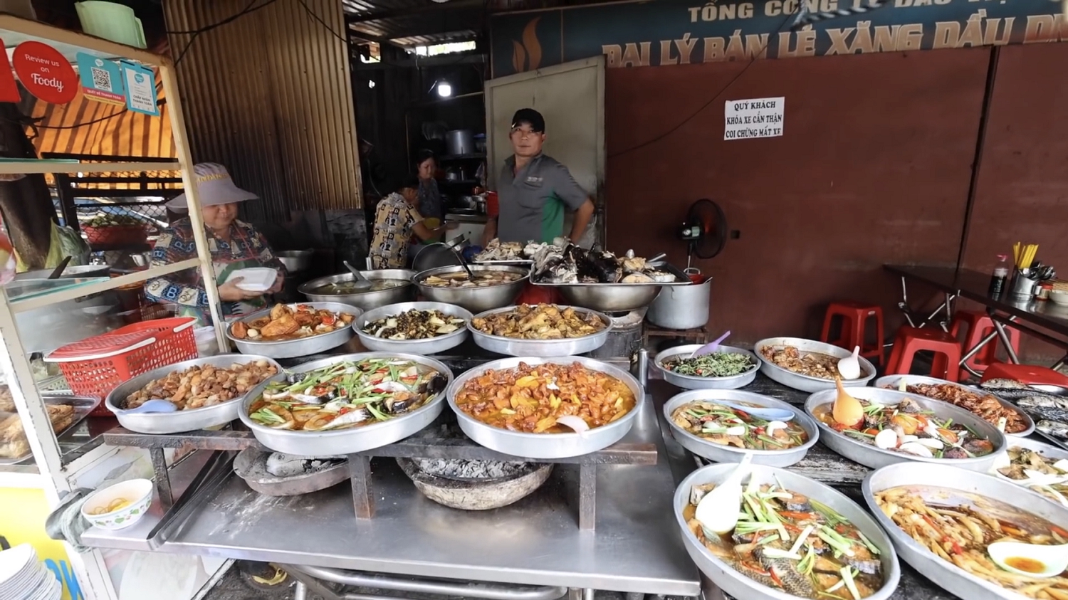 Du khách nước ngoài trầm trồ với món ăn này bởi dàn thức ăn đi kèm siêu &quot;khủng&quot; - Ảnh 6.
