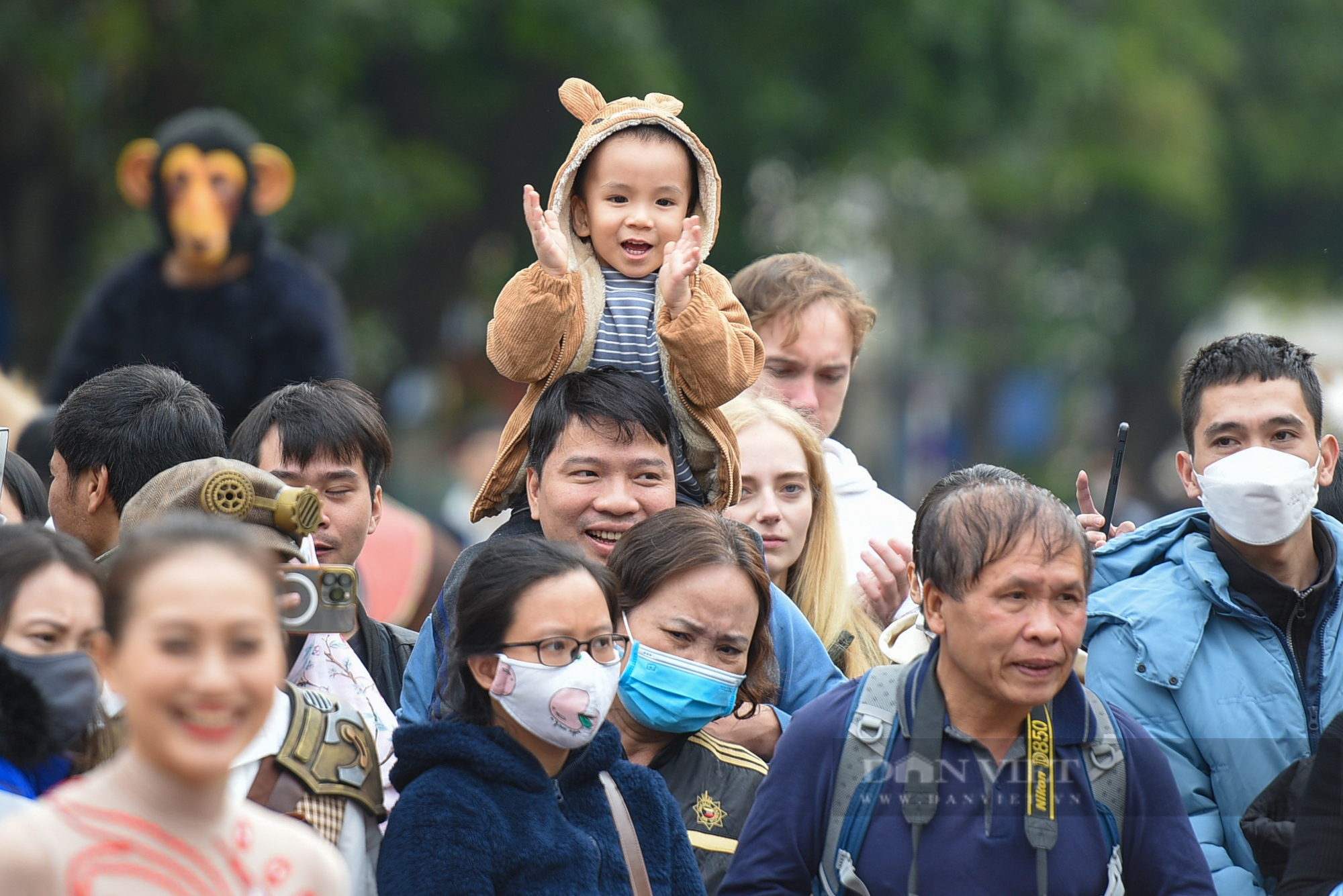 Người dân Hà Nội thích thú với những tiết mục xiếc độc đáo tại phố đi bộ Hồ Gươm  - Ảnh 6.