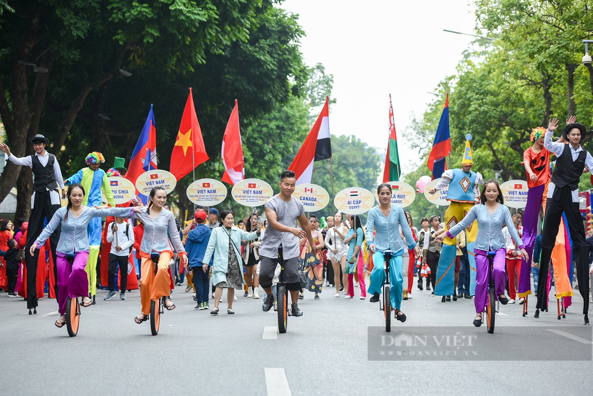 Người dân Hà Nội thích thú với những tiết mục xiếc độc đáo tại phố đi bộ Hồ Gươm  - Ảnh 2.