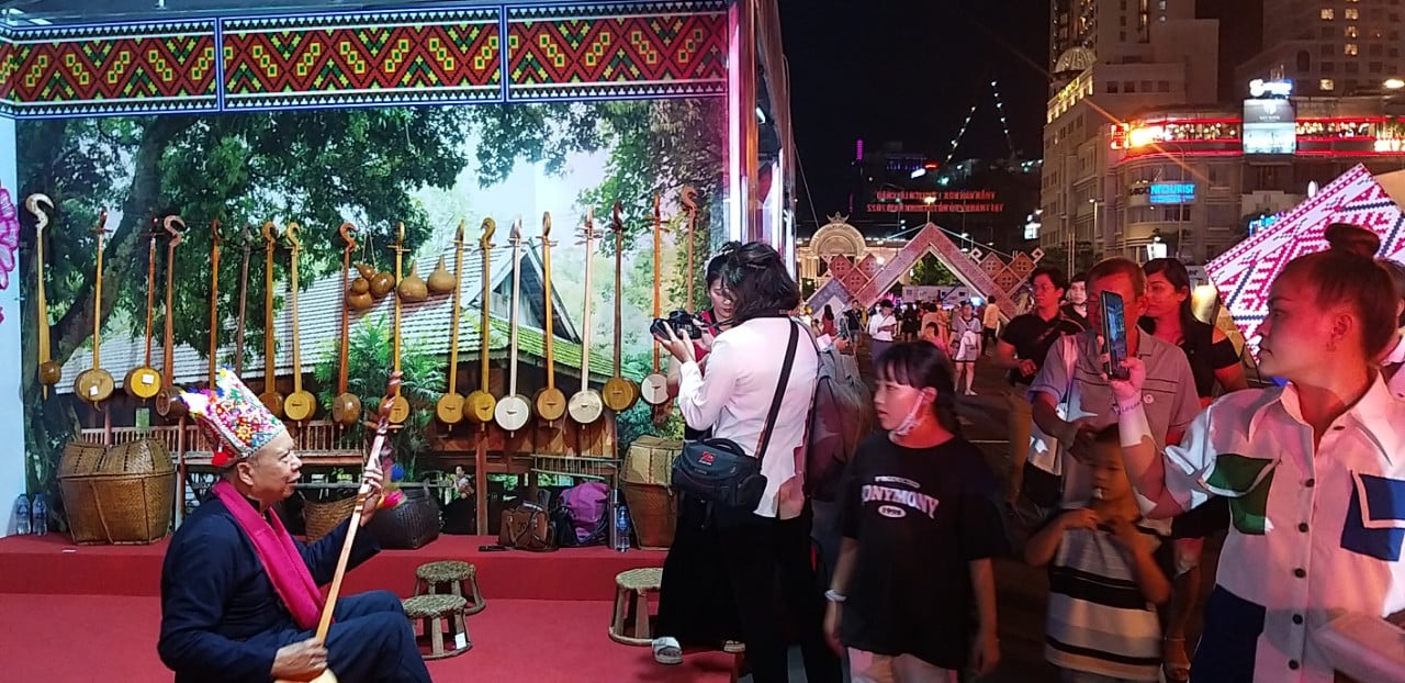 Cuối tuần, rủ nhau đi “săn” tour Tết giá rẻ, nghe hát Then, múa Xòe ở TP HCM - Ảnh 3.