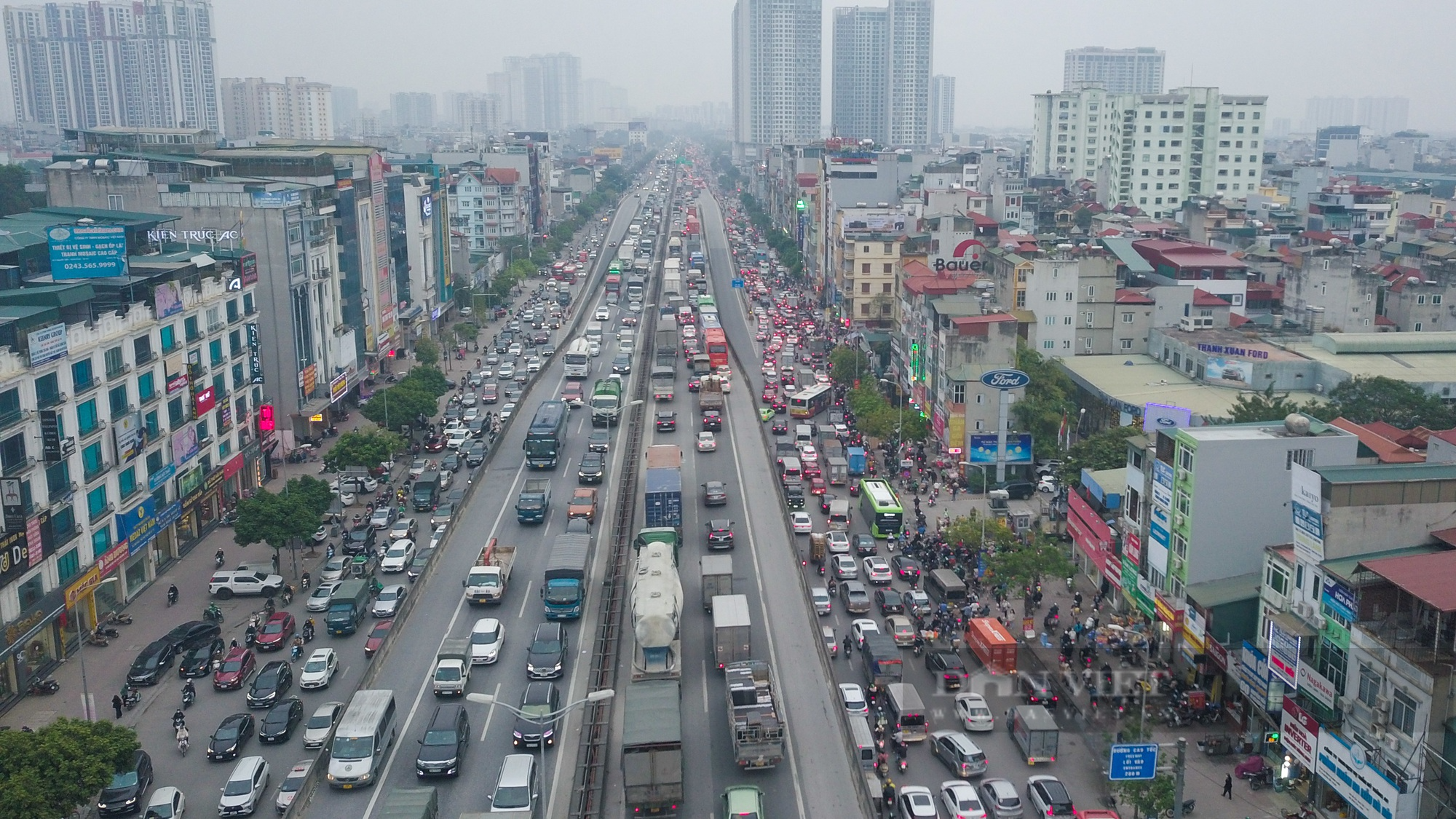 Trẻ ngủ gật, xe cứu thương kẹt cứng giữa dòng người rời Thủ đô về quê đón Tết - Ảnh 1.