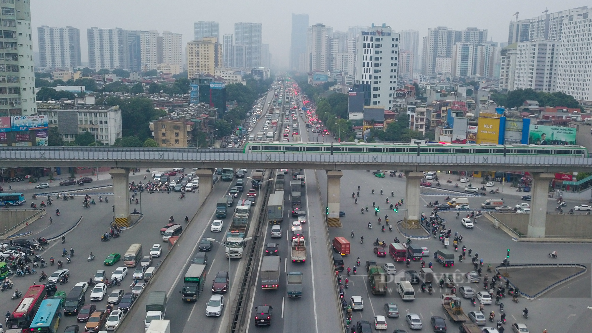 Trẻ ngủ gật, xe cứu thương kẹt cứng giữa dòng người rời Thủ đô về quê đón Tết - Ảnh 2.