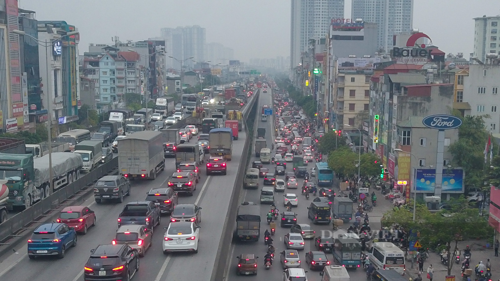 Trẻ ngủ gật, xe cứu thương kẹt cứng giữa dòng người rời Thủ đô về quê đón Tết - Ảnh 3.